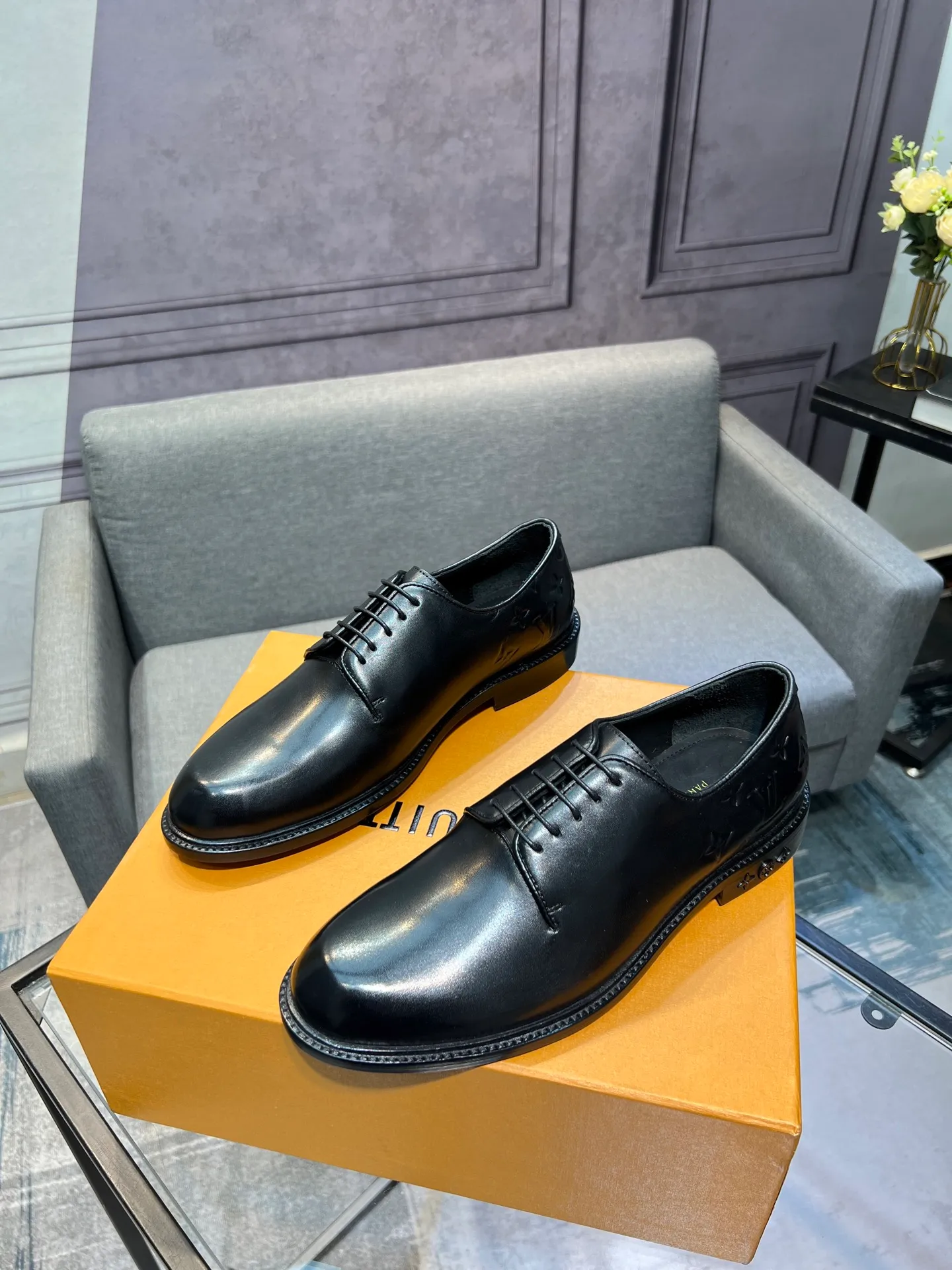 Men's shoes 💰1020 LV top luxury brand, high-quality men's business formal leather shoes, imported genuine leather soles! Customized imported leather, the first layer of open-edge beaded lacquered cowhide, the texture is incomparable, the imported cowhide lining, high-end high-end shoes, don't miss it! size:39-44 (Male 38 45 46 customized)